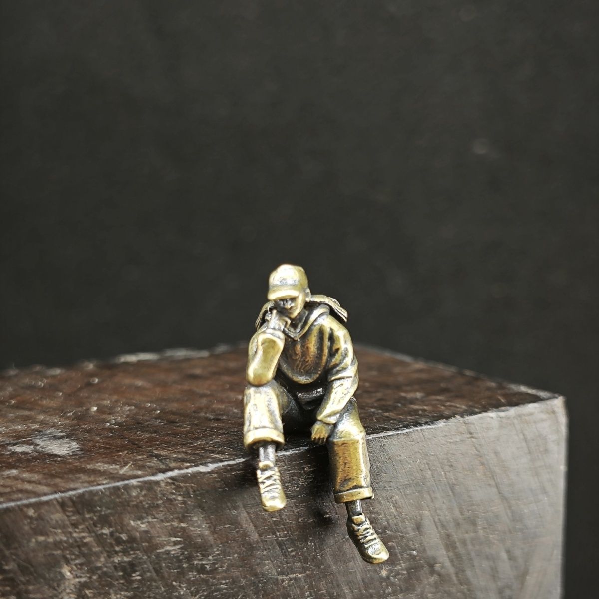 Brass Miniature Sitting Figure - Cubicle Shelf Organizer avaliação e preço